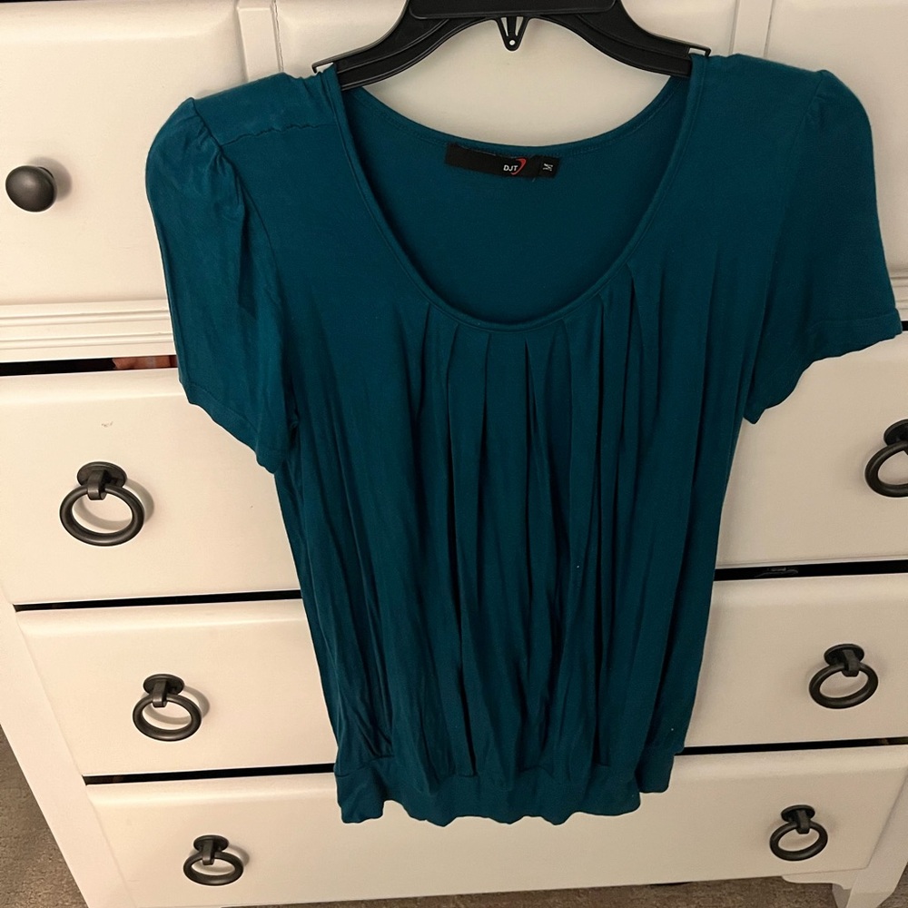 Size medium short sleeve darkk green top!